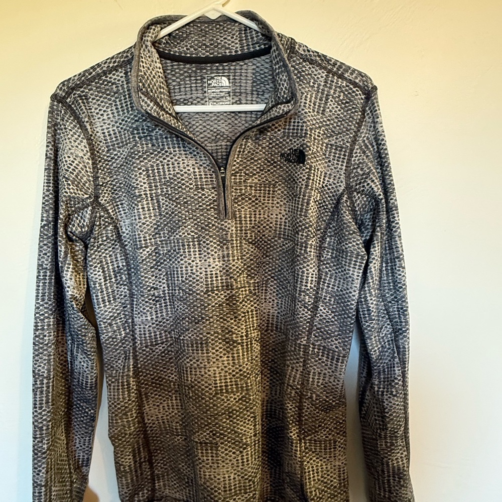 The North Face 1/4 zip top -Gray Patterned - Lg